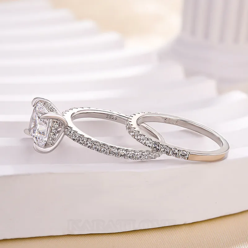 Bague en argent sterling sertie d'un diamant de taille princesse