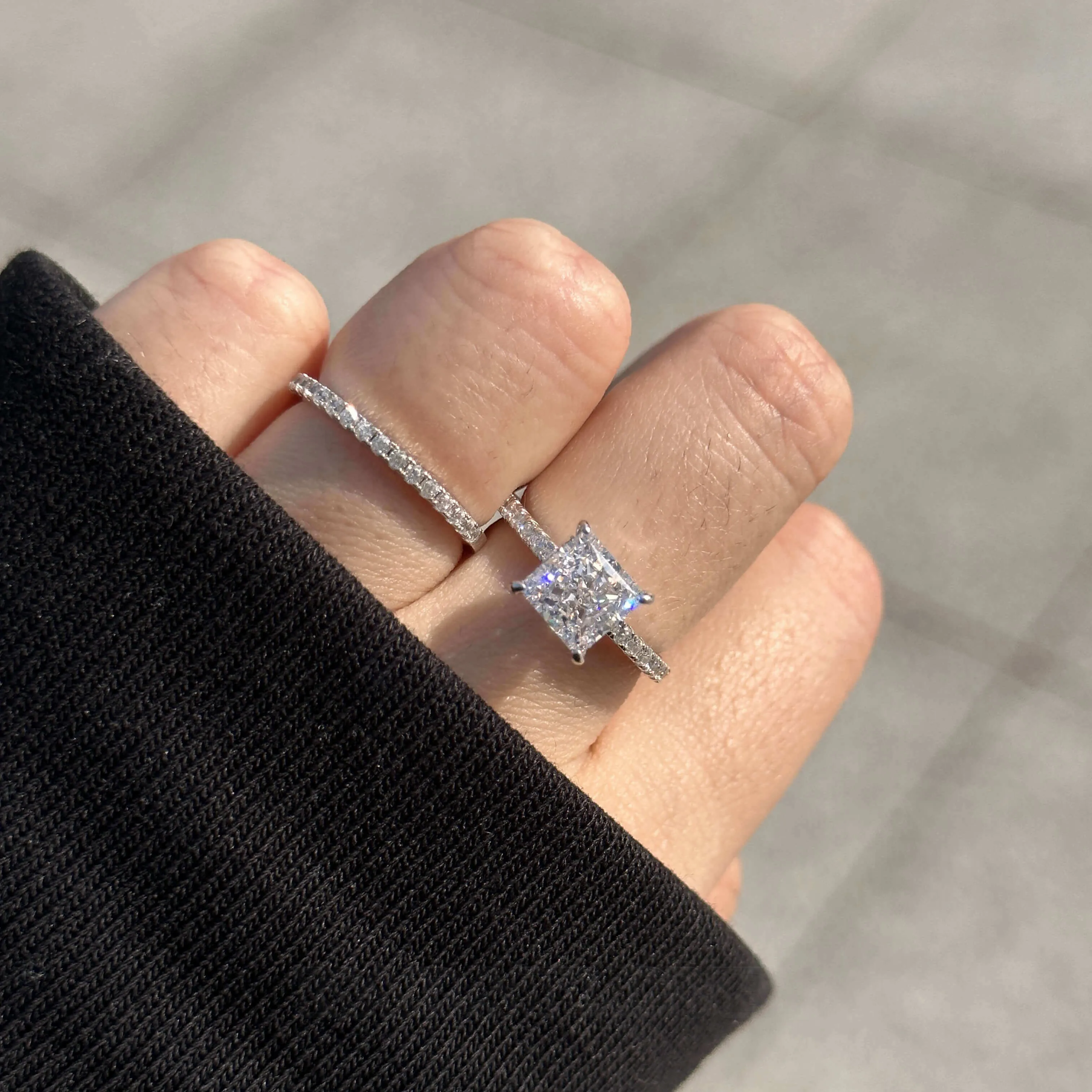 Bague en argent sterling sertie d'un diamant de taille princesse