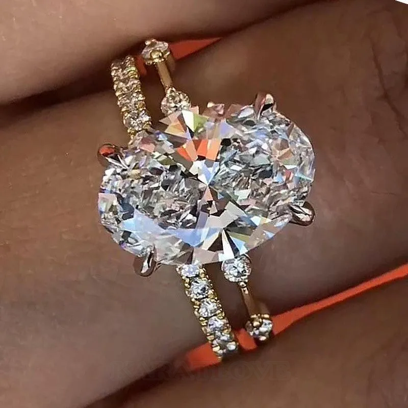 Bague en or jaune et argent blanc sertie d'un diamant ovale