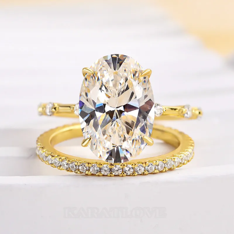 Bague en or jaune et argent blanc sertie d'un diamant ovale