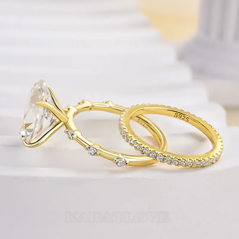 Bague en or jaune et argent blanc sertie d'un diamant ovale