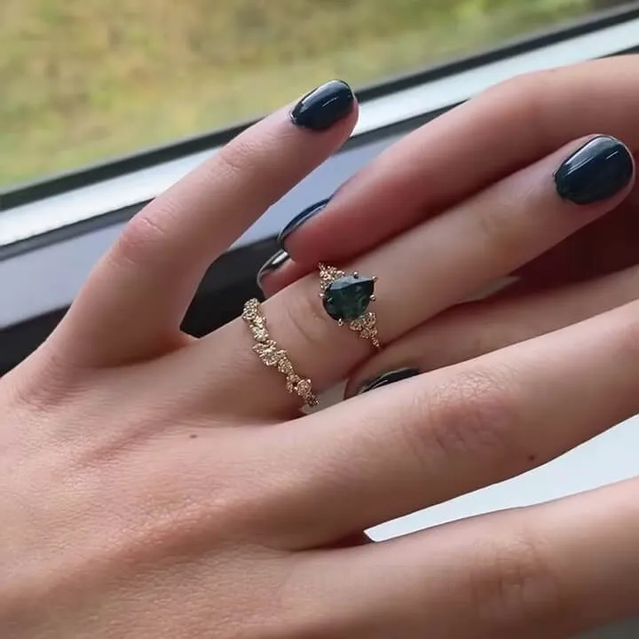 Bague de mariage en argent jaune et or avec émeraude verte en forme de poire