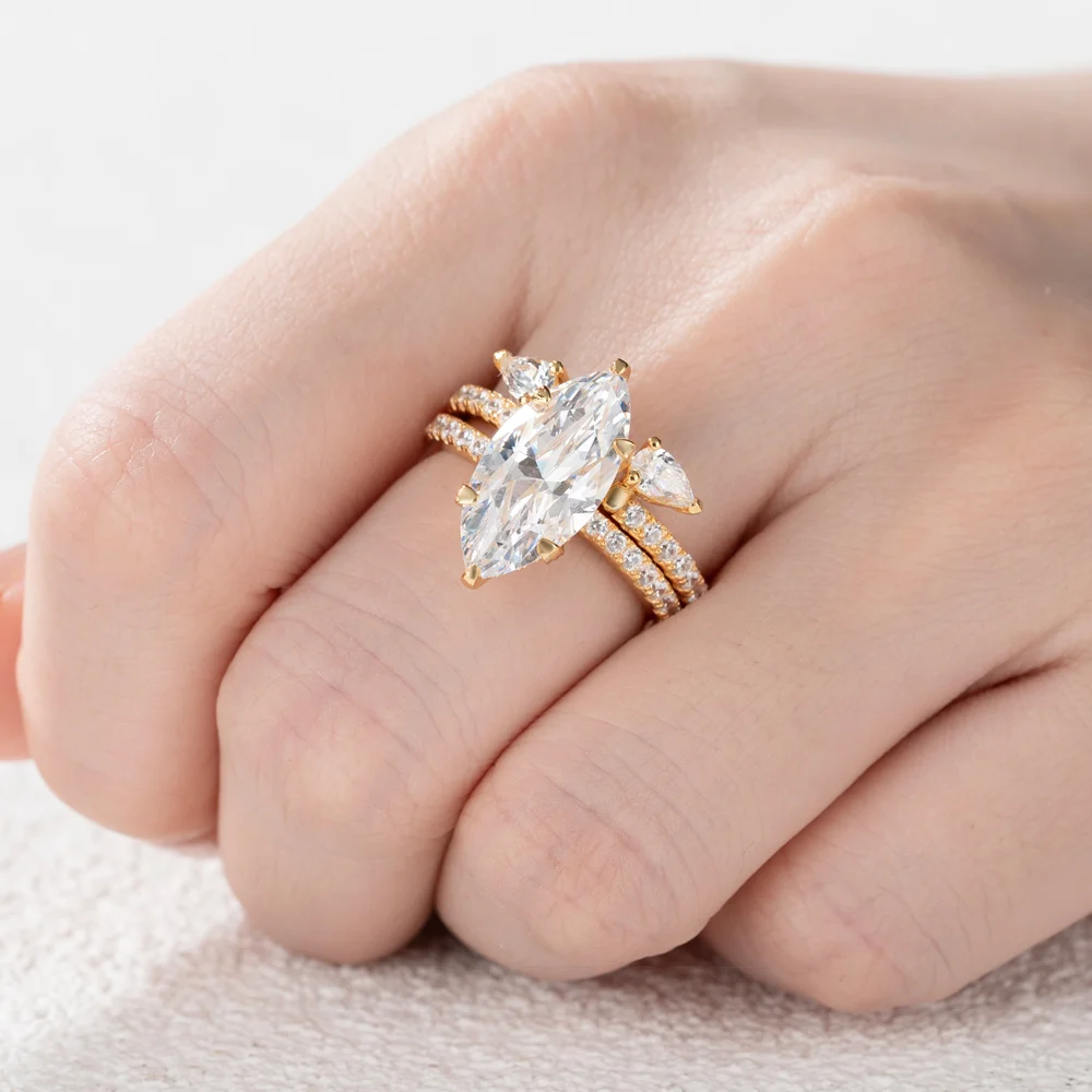 Ensemble d'alliances en argent sterling blanc avec insert en or jaune et diamant taillé en forme de marquise