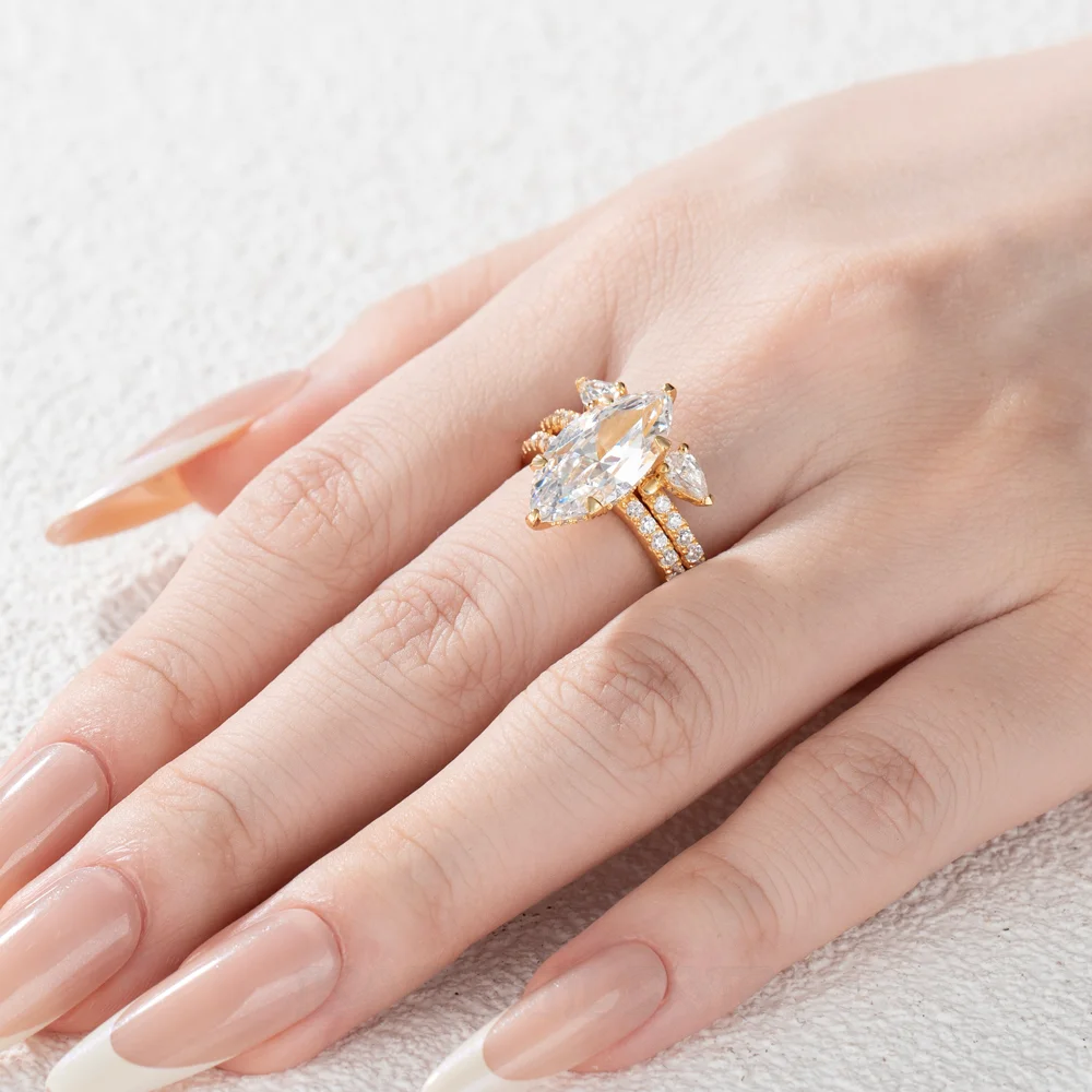 Ensemble d'alliances en argent sterling blanc avec insert en or jaune et diamant taillé en forme de marquise