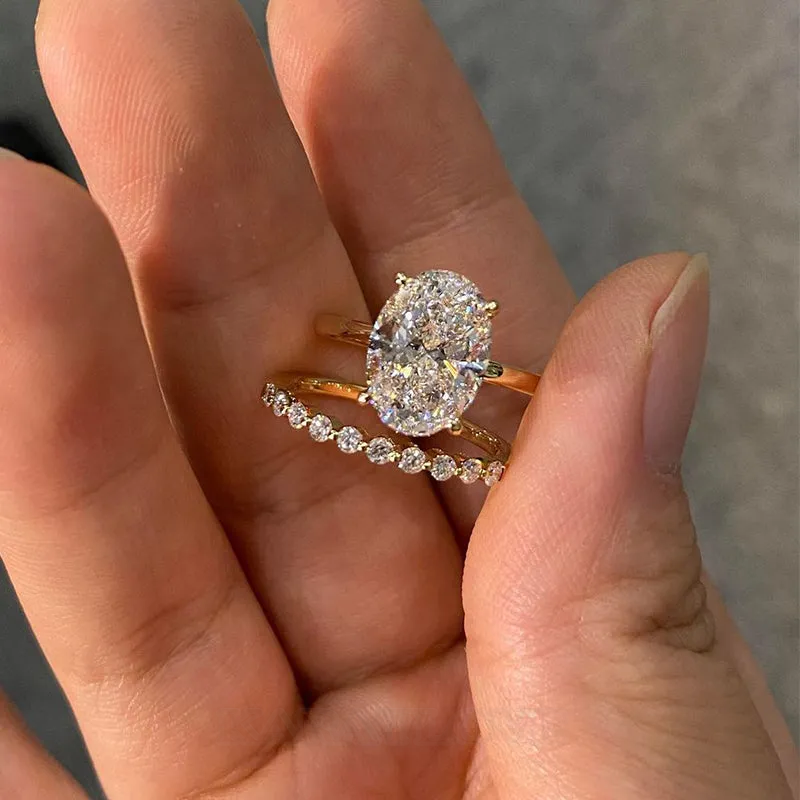 Anneau de mariage en argent jaune orné d'un halo de diamants de taille ovale