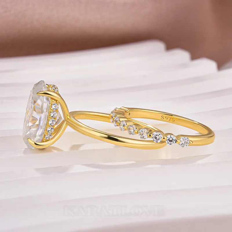 Anneau de mariage en argent jaune orné d'un halo de diamants de taille ovale