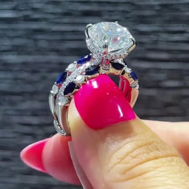 Alliance de mariage en argent sterling sertie d'un diamant rond et d'un saphir bleu blanc