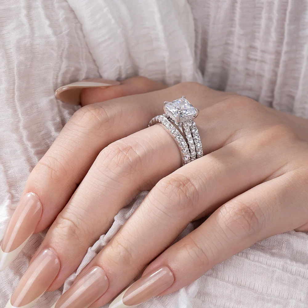 Anneau de mariage en argent sterling serti d'un diamant taille princesse blanc