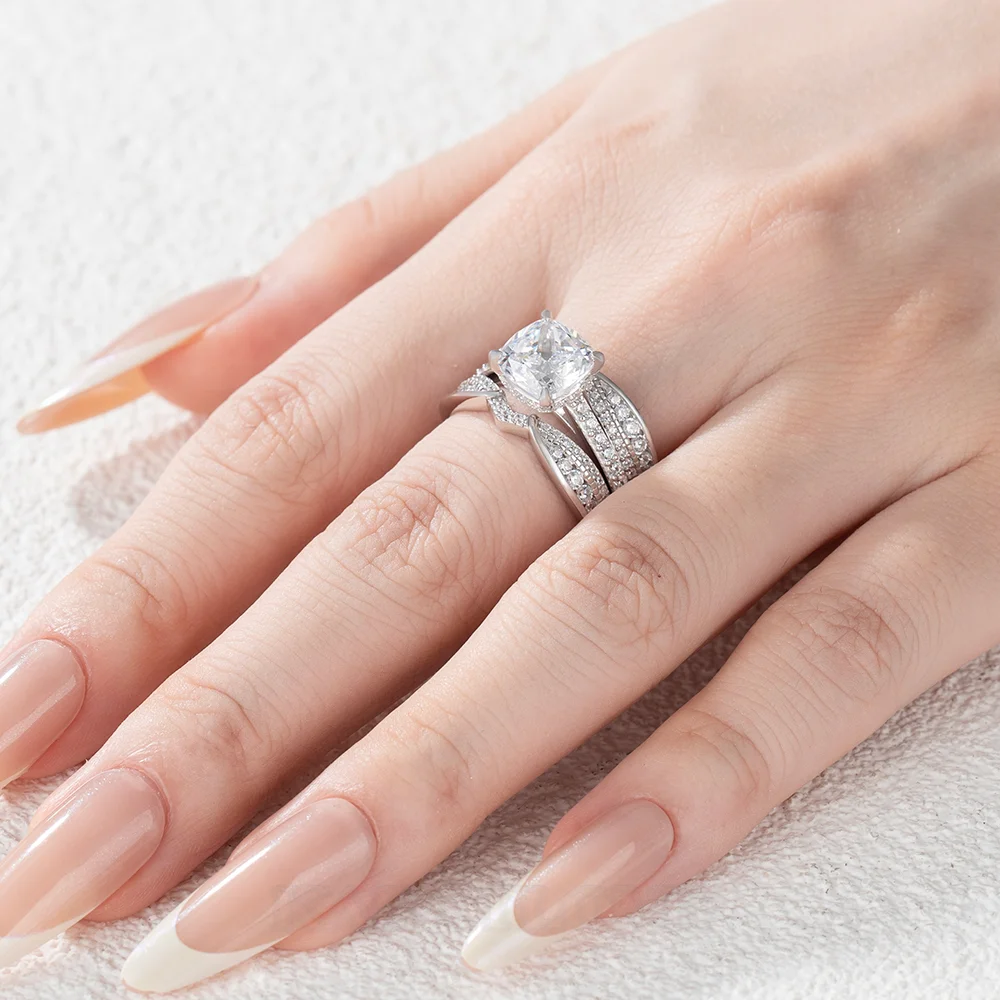 Ensemble de bague de mariage en argent sterling serti d'un halo avec diamant taille en coussin