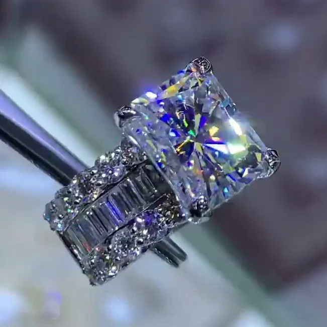 Bague de fiançailles en argent sterling avec un diamant blanc de taille radieuse