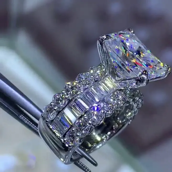 Bague de fiançailles en argent sterling avec un diamant blanc de taille radieuse