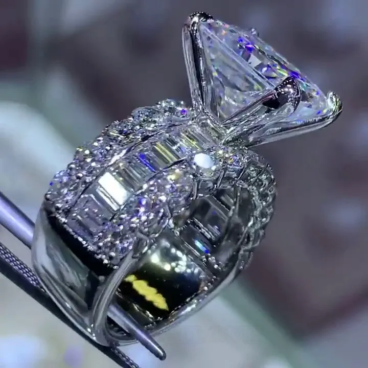 Bague de fiançailles en argent sterling avec un diamant blanc de taille radieuse