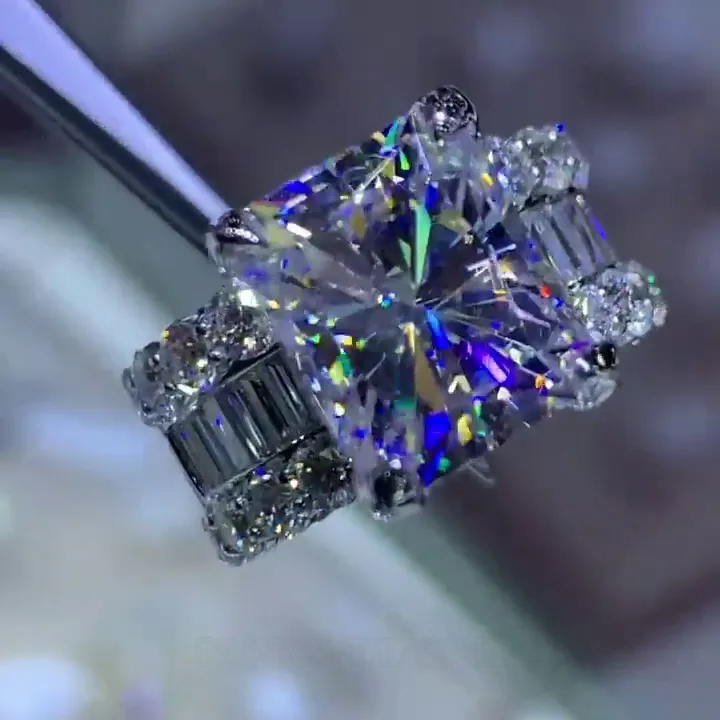 Bague de fiançailles en argent sterling avec un diamant blanc de taille radieuse
