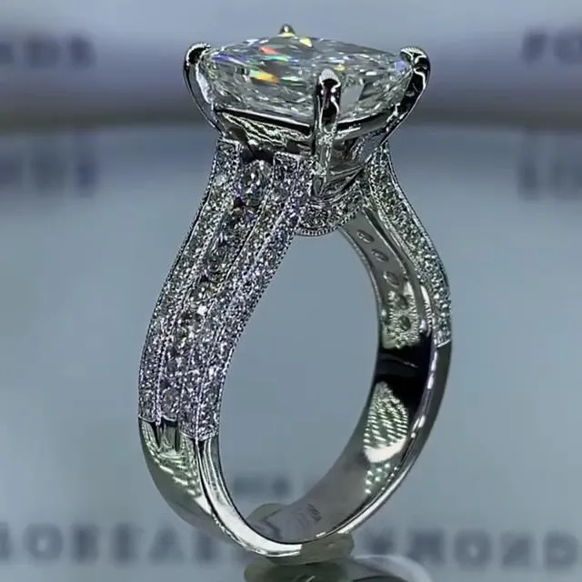 Bague de fiançailles en argent 925 pour un diamant blanc de taille rayonnante