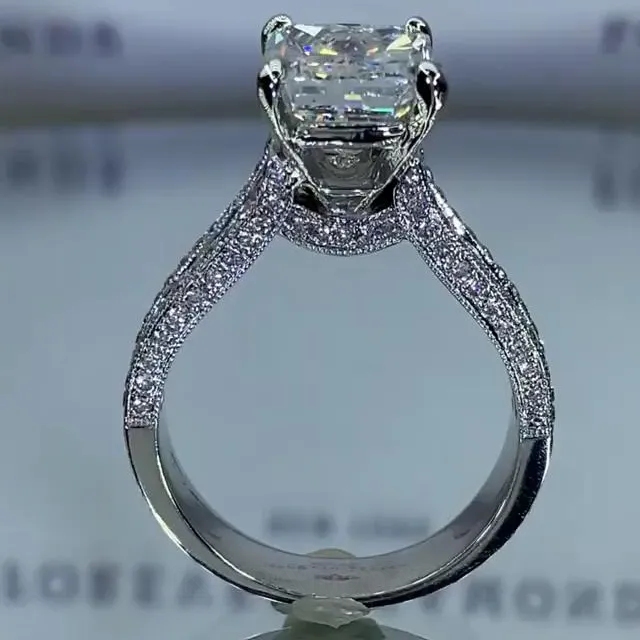 Bague de fiançailles en argent 925 pour un diamant blanc de taille rayonnante