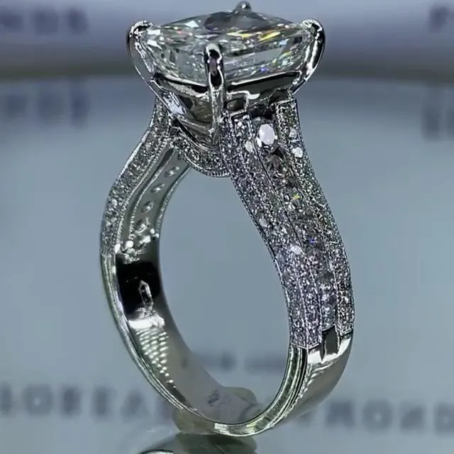 Bague de fiançailles en argent 925 pour un diamant blanc de taille rayonnante