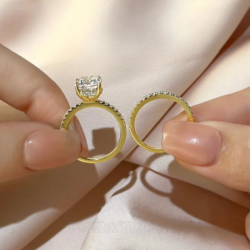 Bague en argent sterling sertie d'un diamant taille coussin