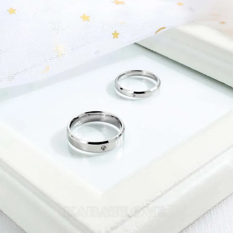 Bagues de couple en argent titane et diamant de couleur blanche