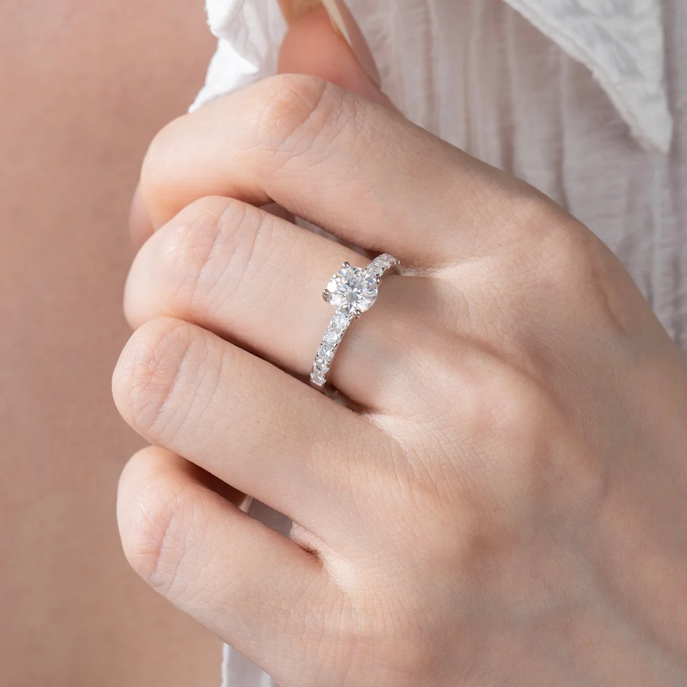 Bague de fiançailles classique en argent sterling 925 avec moissanite de taille ronde et diamant blanc