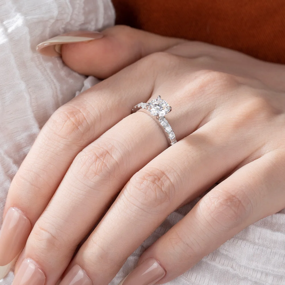 Bague de fiançailles classique en argent sterling 925 avec moissanite de taille ronde et diamant blanc