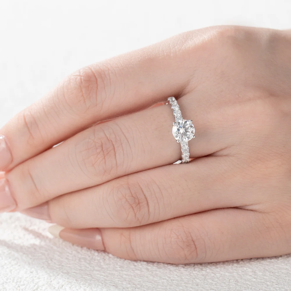 Bague de fiançailles classique en argent sterling 925 avec moissanite de taille ronde et diamant blanc