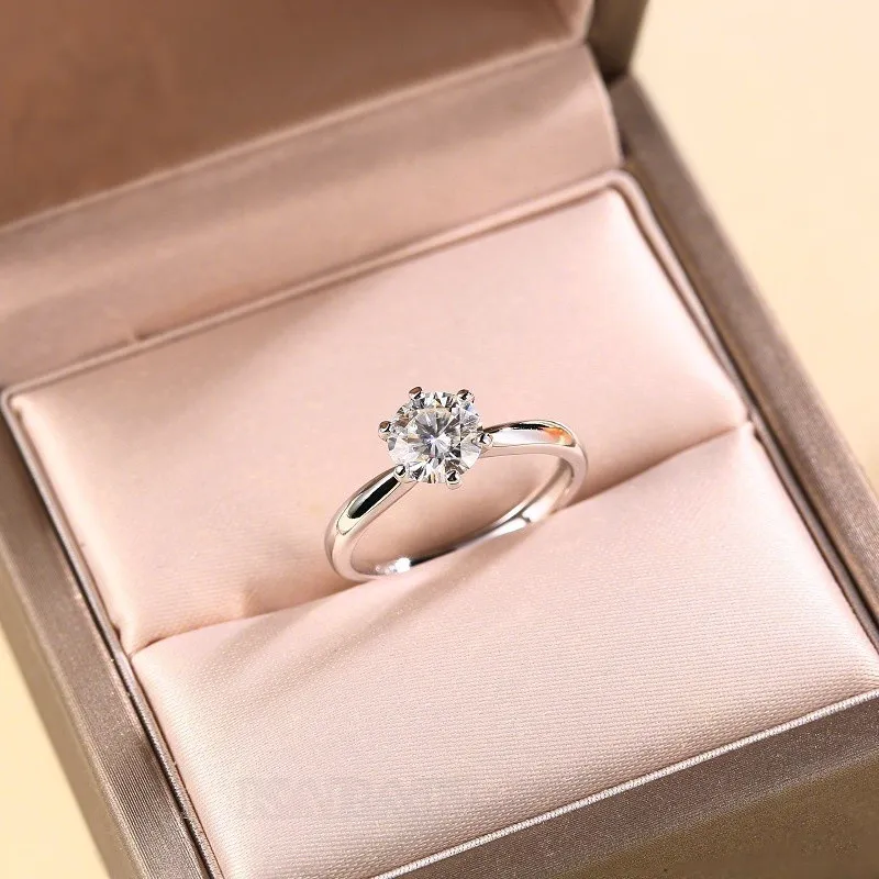 Bague de fiançailles solitaire en argent 925 moissanite de taille ronde et diamant blanc