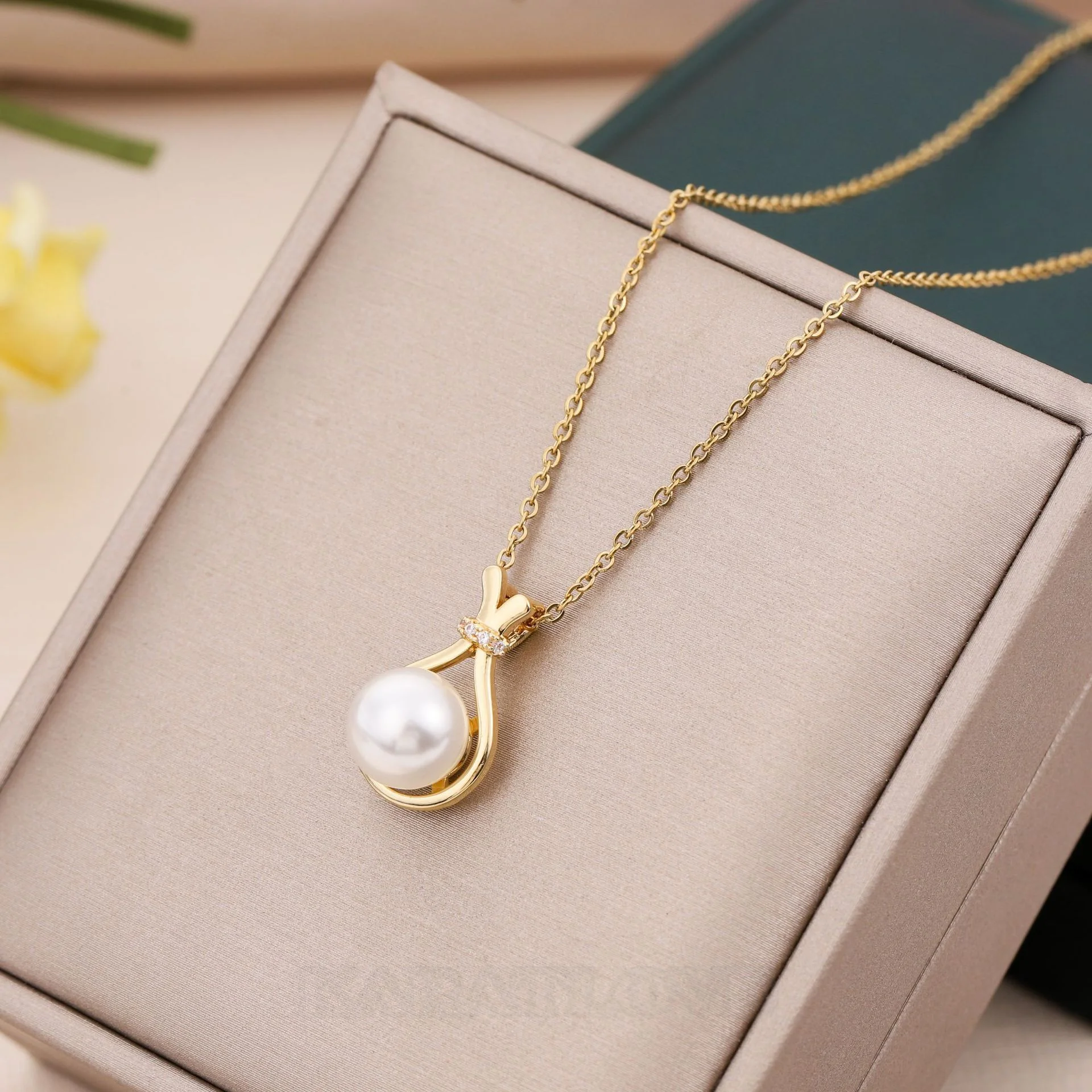 Collier en acier titane avec perle blanche ronde