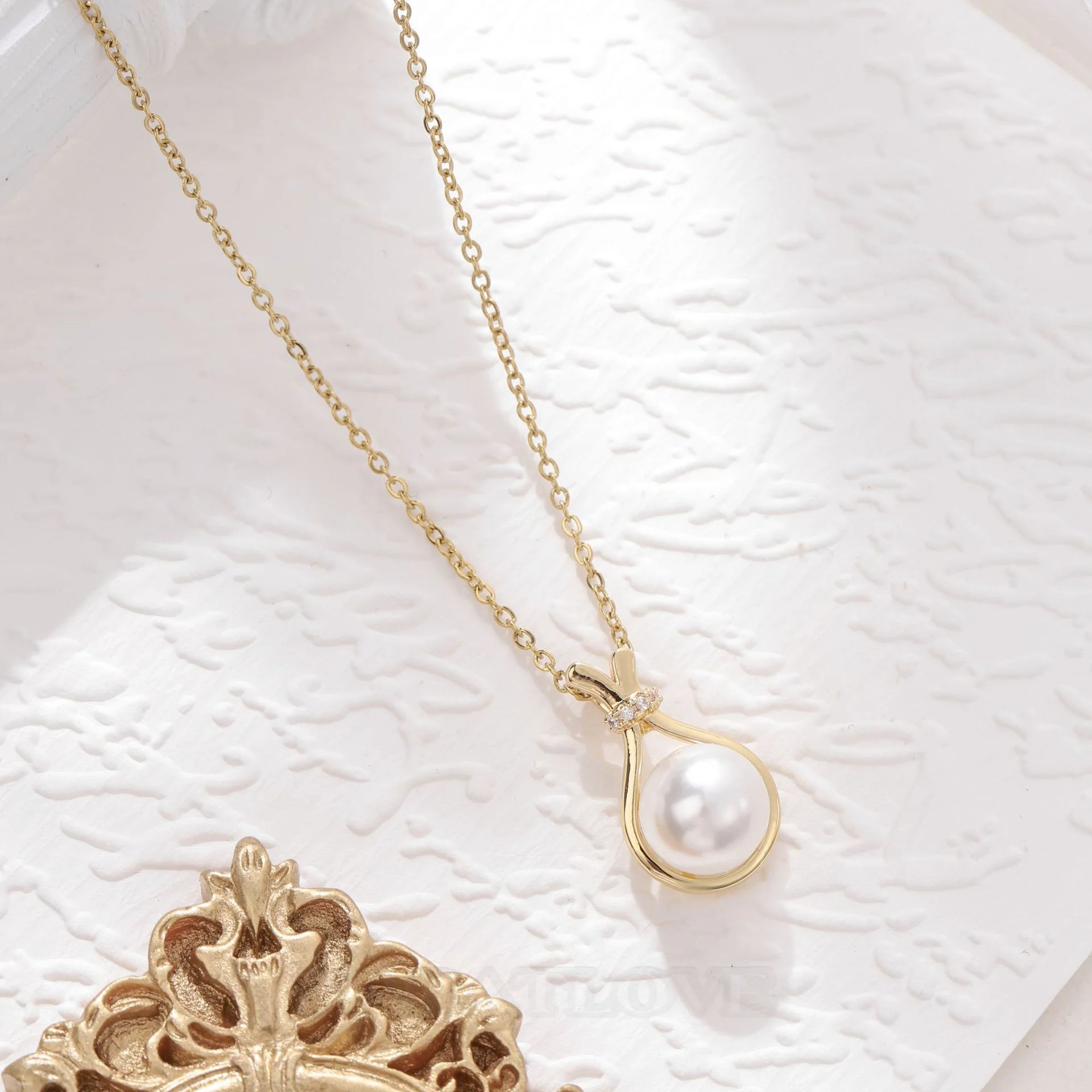 Collier en acier titane avec perle blanche ronde