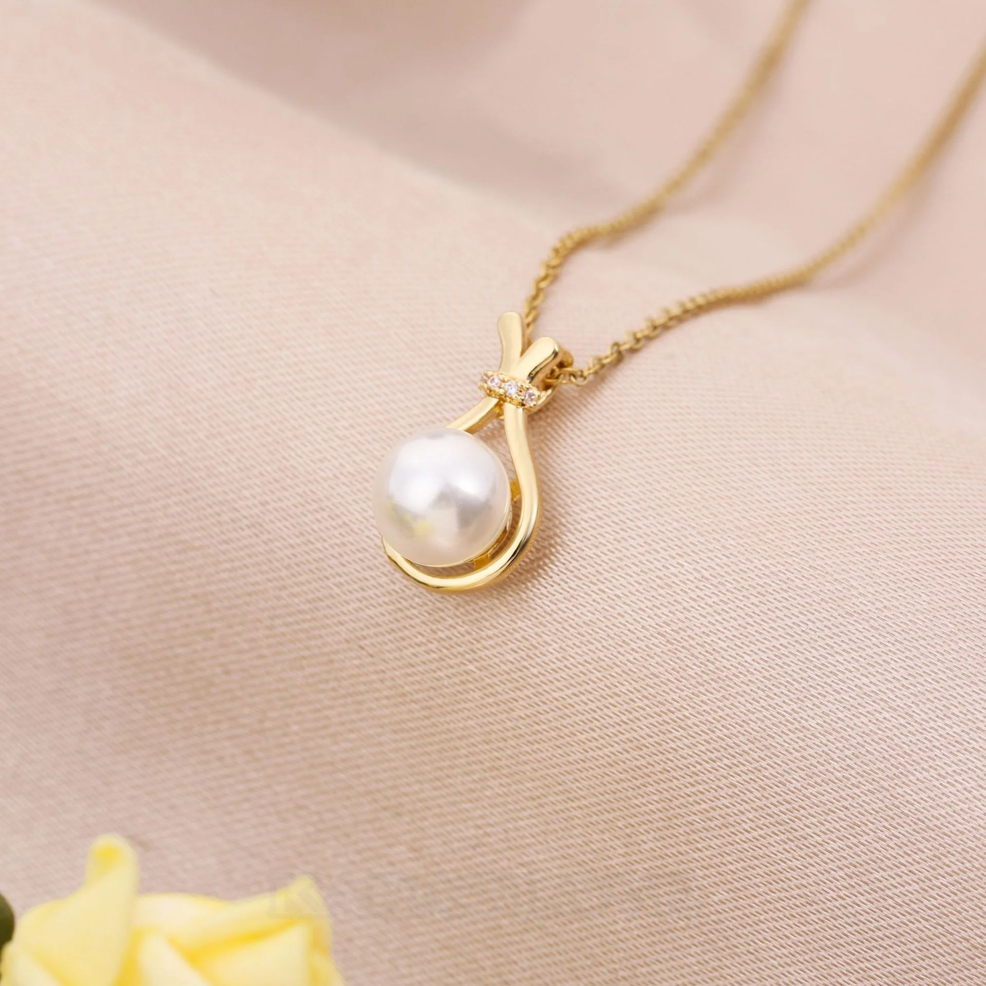Collier en acier titane avec perle blanche ronde