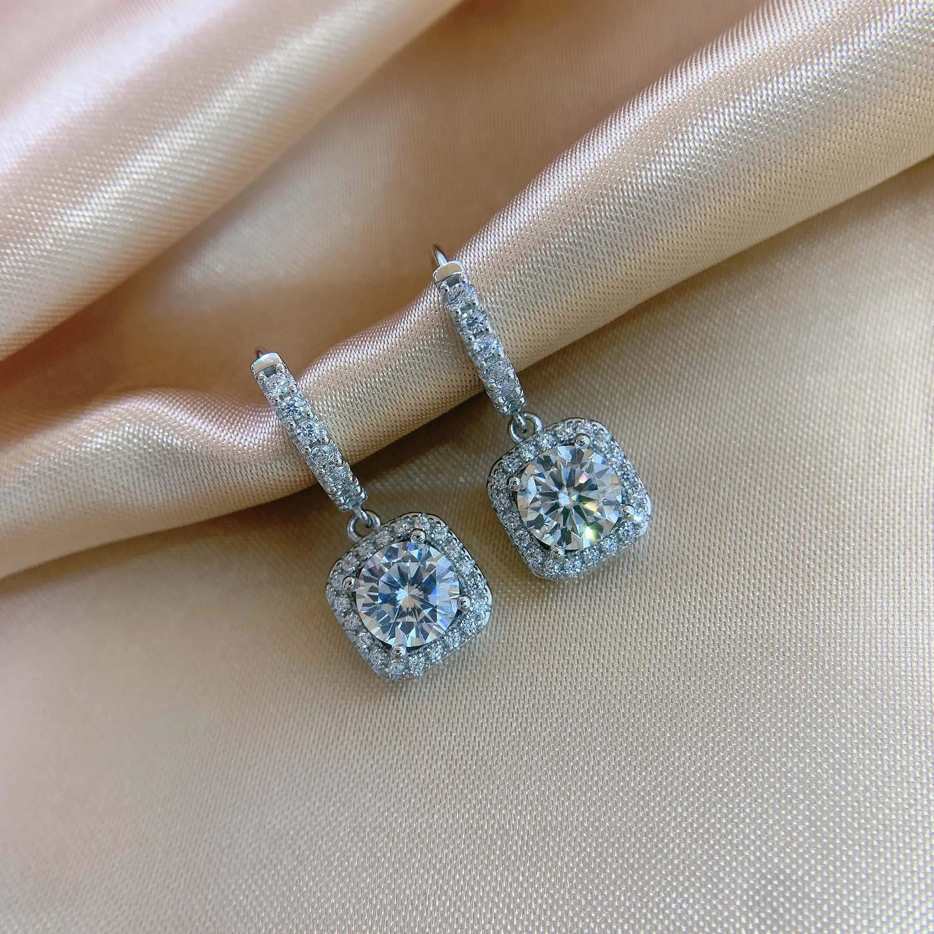 Pendants d'oreilles halo en argent sterling 925 avec diamants ronds et blancs