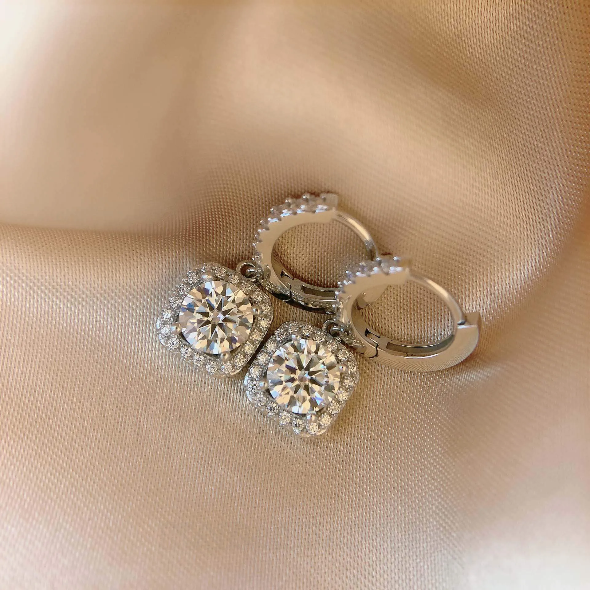 Pendants d'oreilles halo en argent sterling 925 avec diamants ronds et blancs
