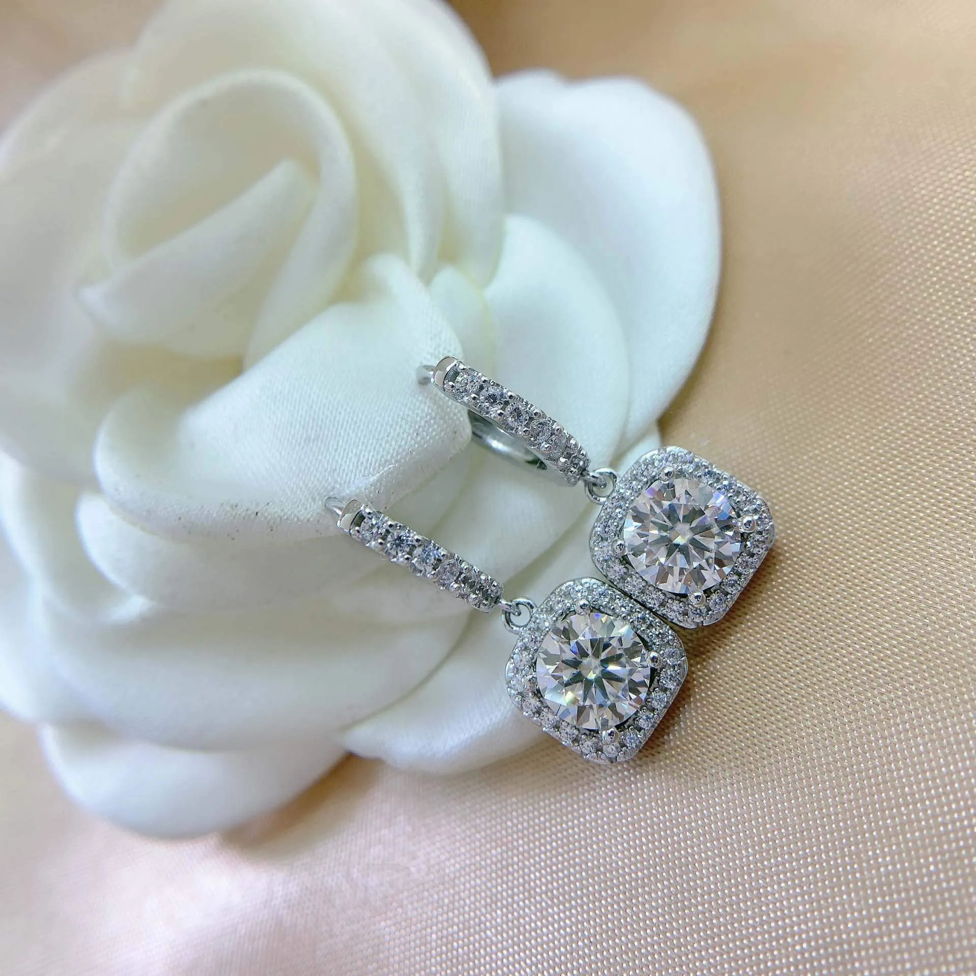 Pendants d'oreilles halo en argent sterling 925 avec diamants ronds et blancs
