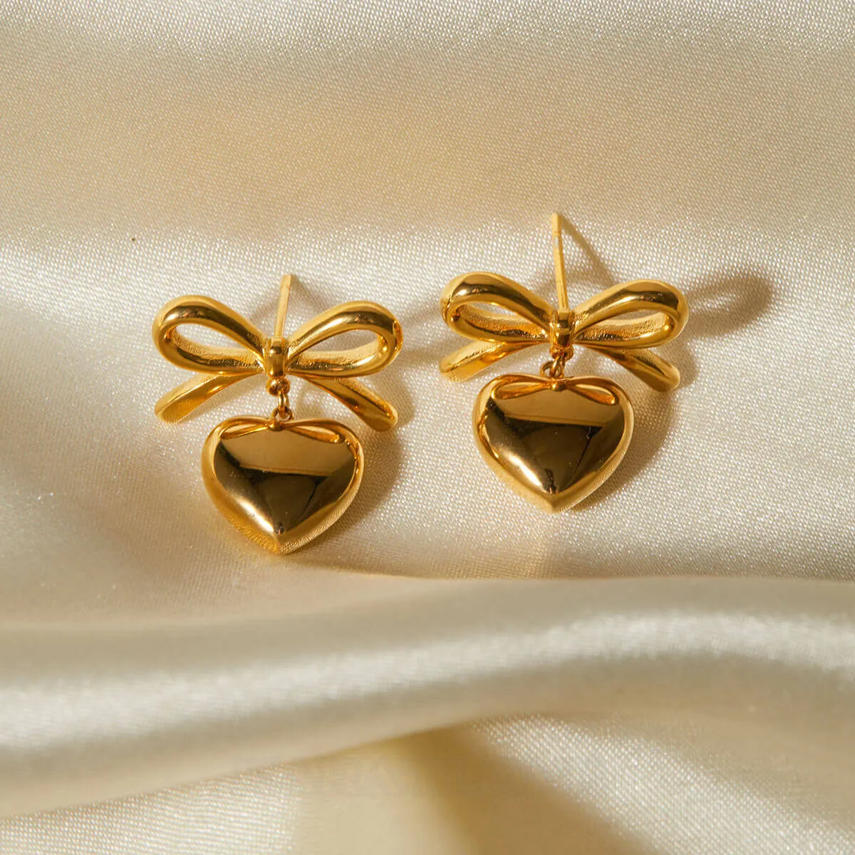 Boucles d'oreilles ruban en forme de cœur plaqué or 18k