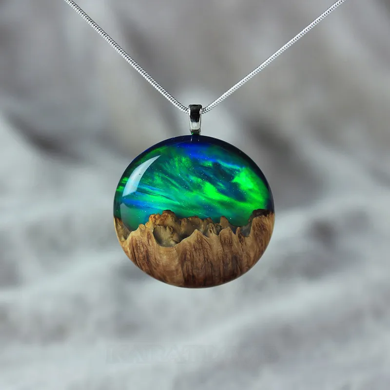 Collier aurore boréale en bois et résine cadeau d'anniversaire
