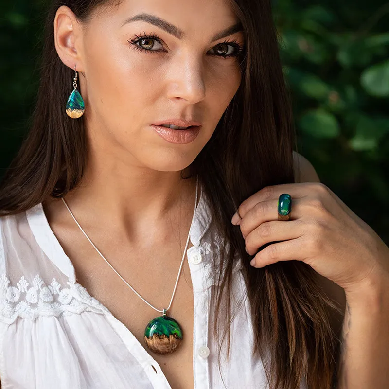 Collier aurore boréale en bois et résine cadeau d'anniversaire