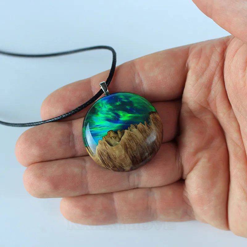 Collier aurore boréale en bois et résine cadeau d'anniversaire