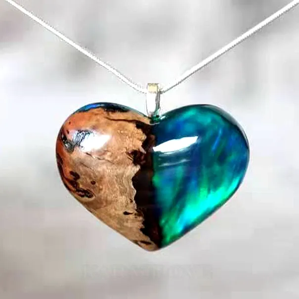 Collier d'opale aurora borealis en bois et résine