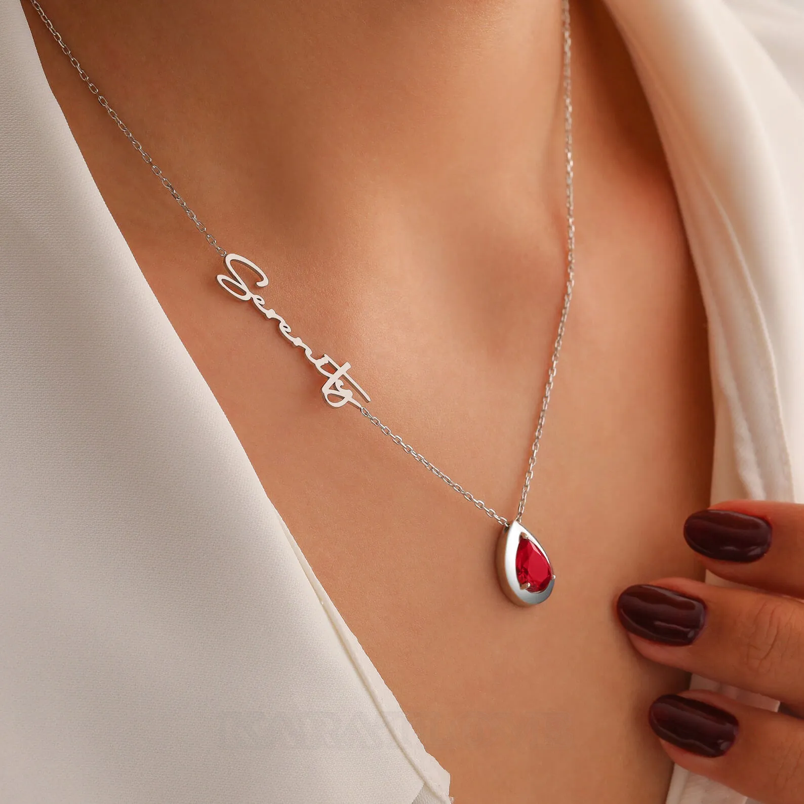 Collier personnalisé en forme de poire, fait à la main, avec un nom de pierre de naissance