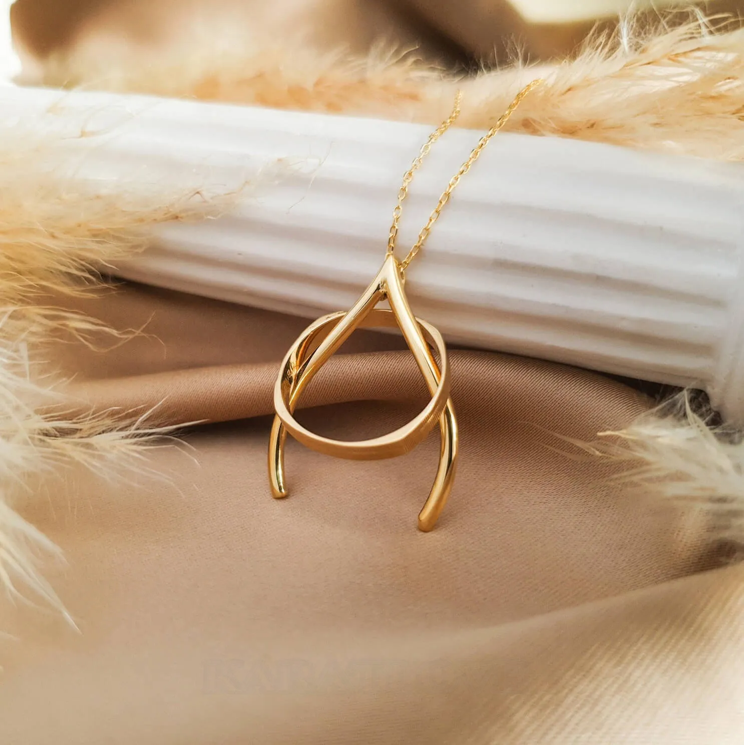 Collier avec pendentif en forme d'épingle à nourrice et de porte-bonheur