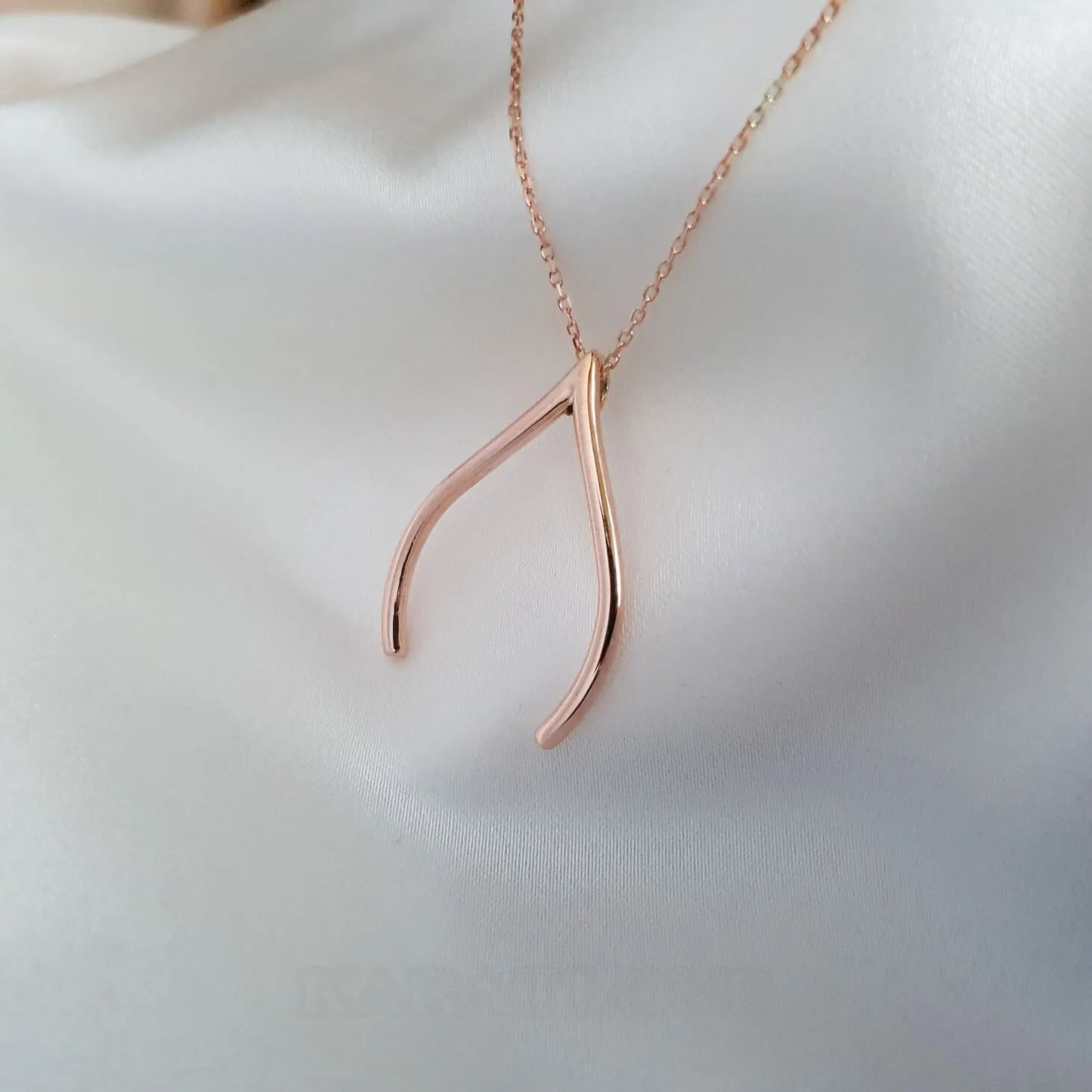 Collier avec pendentif en forme d'épingle à nourrice et de porte-bonheur