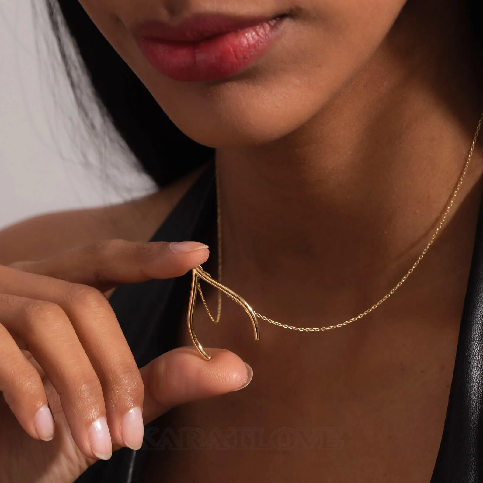 Collier avec pendentif en forme d'épingle à nourrice et de porte-bonheur