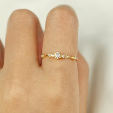 Bague de fiançailles minimaliste en argent sterling avec diamant blanc taillé dans l'or jaune