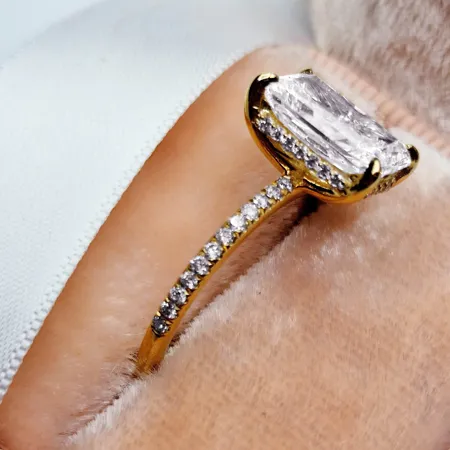 Bague de fiançailles à halo...