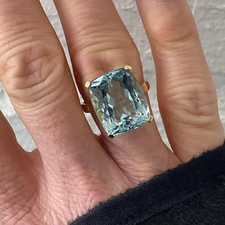 Bague de fiançailles solitaire en argent jaune et or avec aigue-marine taillée en coussin