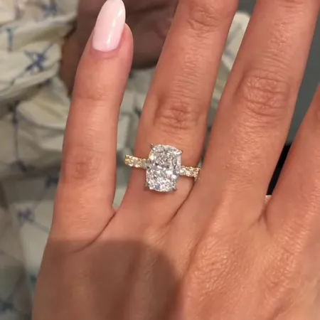 Bague de fiançailles halo en argent jaune et or blanc avec diamant taille coussin