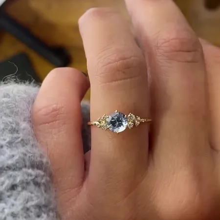 Bague de fiançailles en argent jaune et or pour aigue-marine bleue à taille ronde