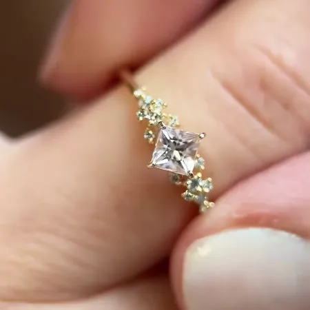 Bague de fiançailles en argent jaune blanc et diamant taille princesse