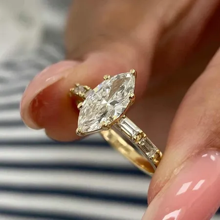 Bague de fiançailles en argent jaune et or blanc avec diamant de taille marquise