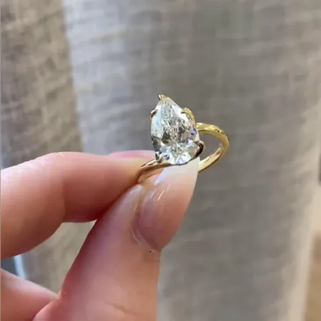 Bague de fiançailles solitaire en argent jaune et or blanc avec diamant taille poire