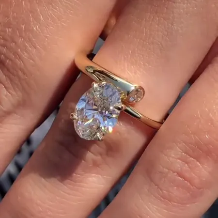 Bague de fiançailles en argent jaune or et diamant blanc de taille ovale